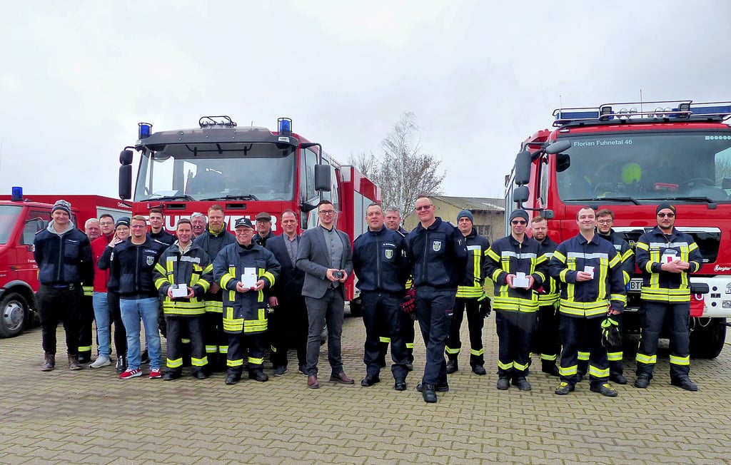 Die neuen Melder sind sofort einsatzbereit. In Zörbig hat jeder einzelne Kamerad jetzt einen neuen Pieper.