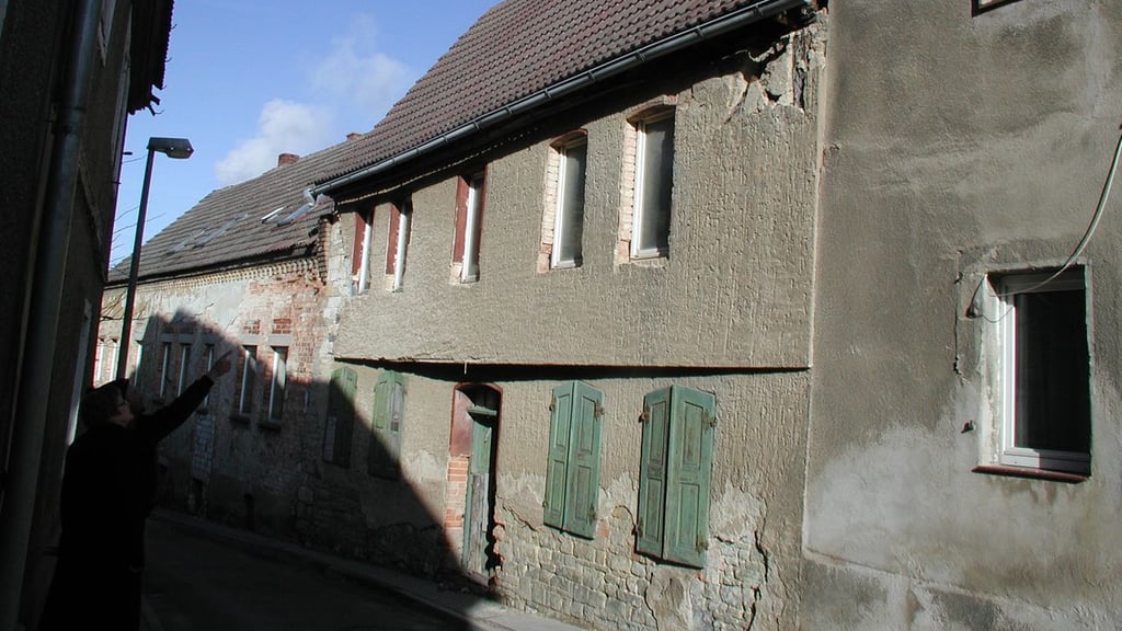 Das ehemalige Wohnhaus in der Bäckerstraße 3 mit den grünen Fensterläden befindet sich im Altstadtkern der 1000 Einwohner großen Stadt Schraplau und steht leer. Die Stadt wünscht sich für das denkmalgeschützte Gebäude einen neuen Besitzer.