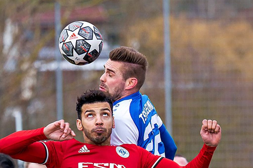 Eine Partie voller Zweikämpfe: Hier wird Freyburgs Sergio Schulz vom Leunaer Richard Ahlert übersprungen.