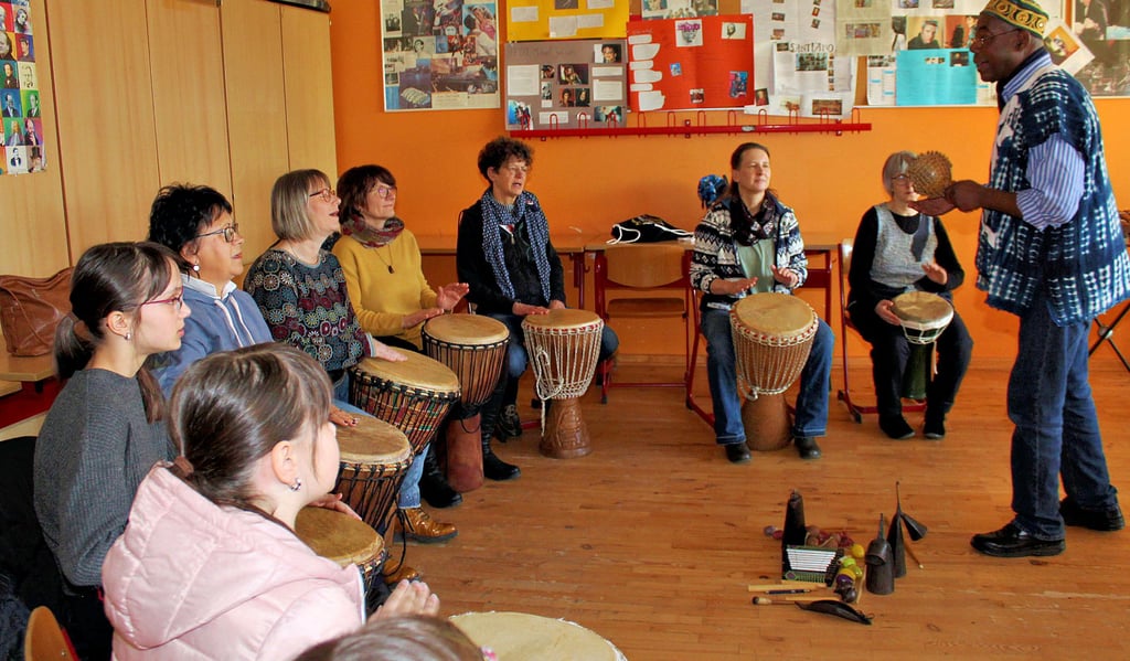 Der Trommlerworkshop erfreute sich bei den Teilnehmern großer Beliebtheit. Bevor die Trommeln rhythmische geschlagen wurden, kamen verschiedene weitere Rhythmusinstrumente zur Vorstellung.
