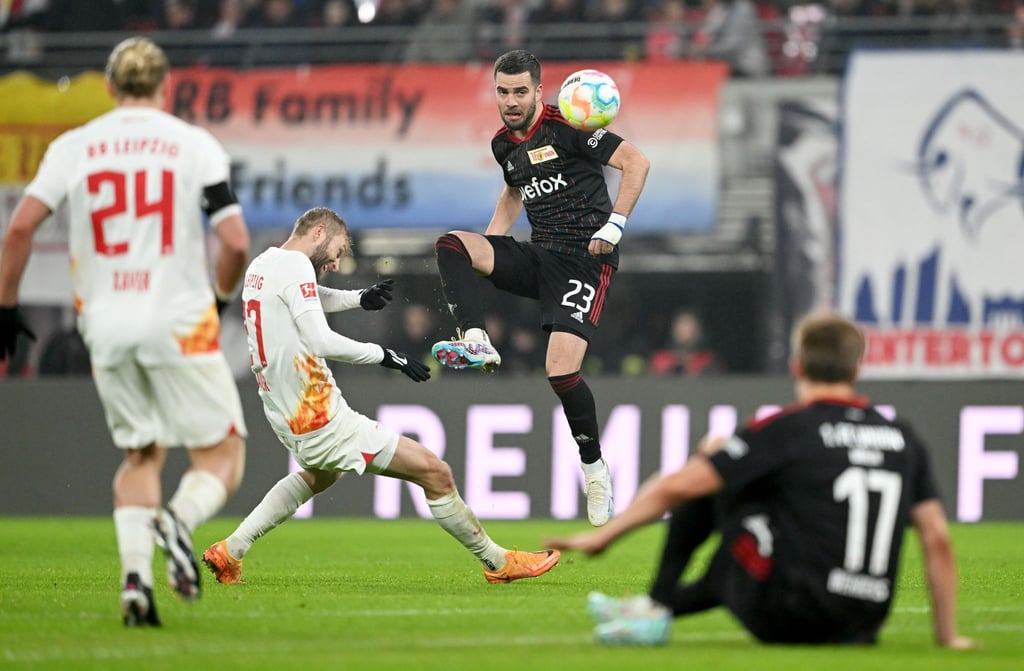Leipzigs Konrad Laimer (2.v.l.) und Unions Niko Gießelmann (2.v.r.)kämpfen um den Ball.