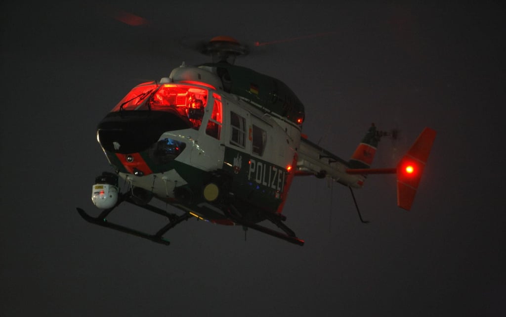 Lange kreiste ein Polizeihubschrauber am Montagabend über Bernburg.