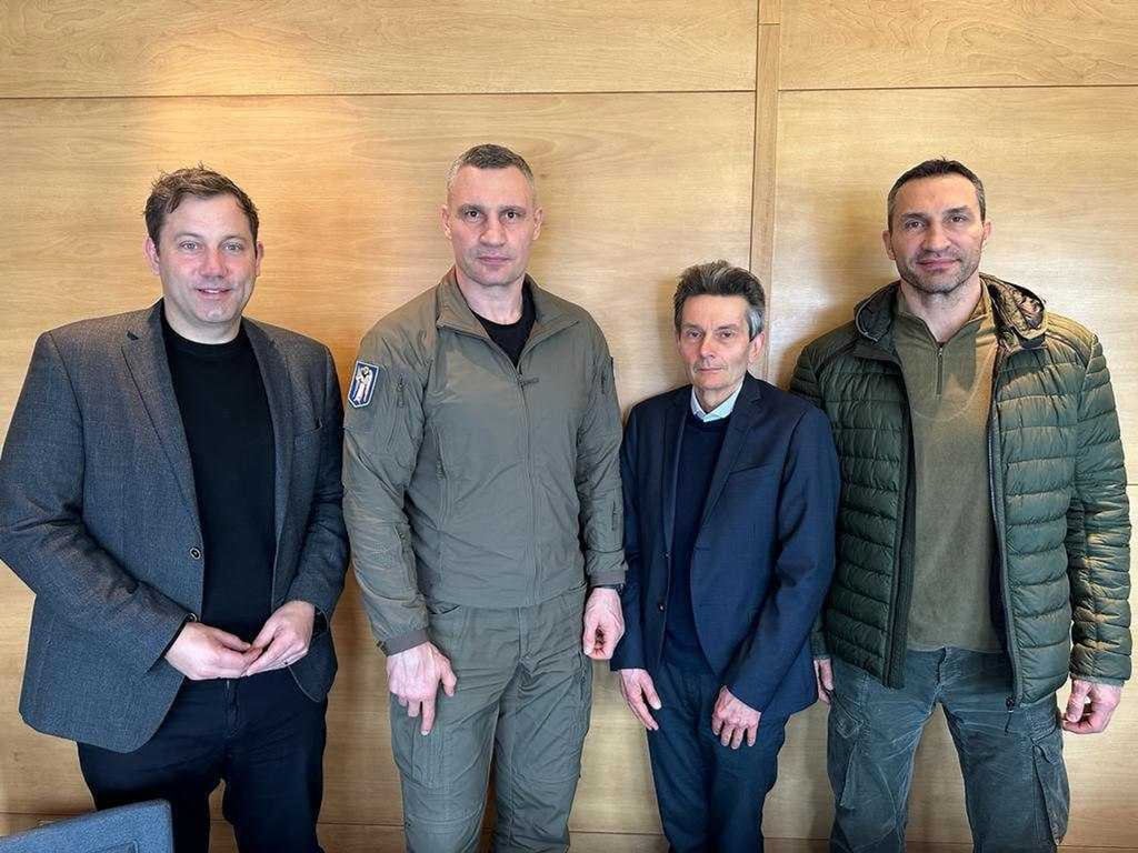 Lars Klingbeil (l) und Rolf Mützenich (3.v.l) sind in Kiew mit Bürgermeister Vitali Klitschko (2.v.l.) und dessen Bruder Wladimir Klitschko zusammengetroffen