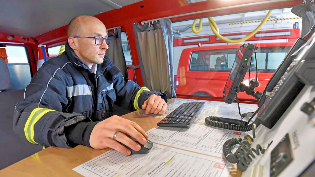 Steffen Trapp im Einsatzleitfahrzeug.