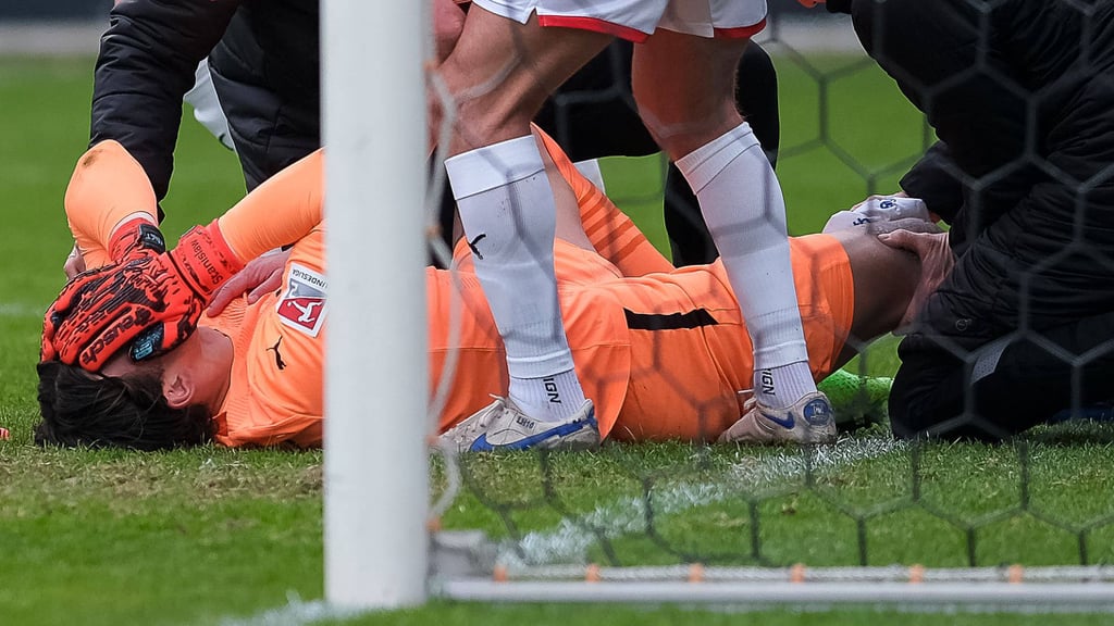 Tim Schreiber nach seiner Verletzung in Sandhausen.