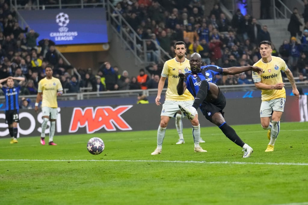 Romelu Lukaku (2.v.r) schoss Inter Mailand zum Sieg.