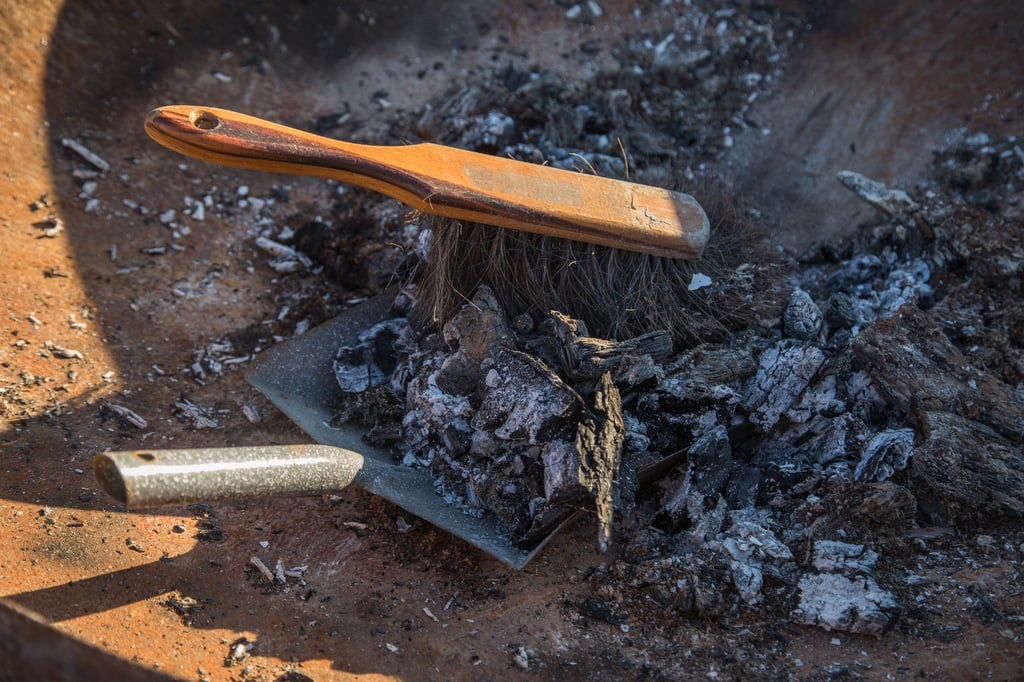 Asche aus dem Holzofen sollte man nicht im Garten als Dünger nutzen.