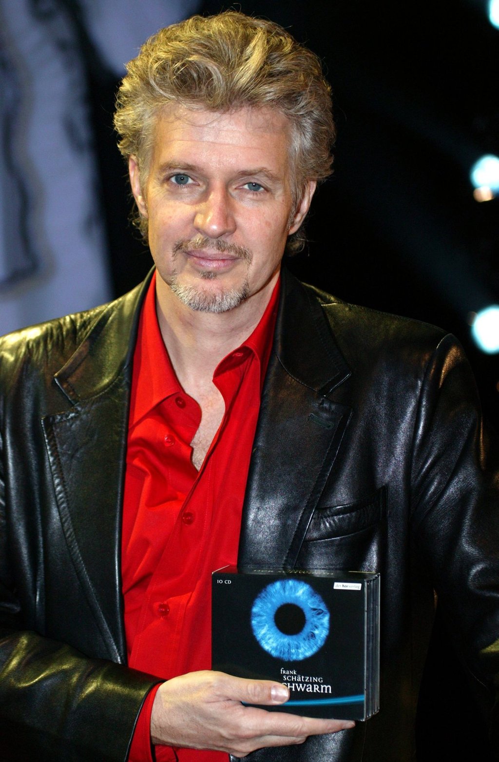Der Bestsellerautor Frank Schätzing zeigt die Hörbuch-Ausgabe seines Romans „Der Schwarm“ (2004).