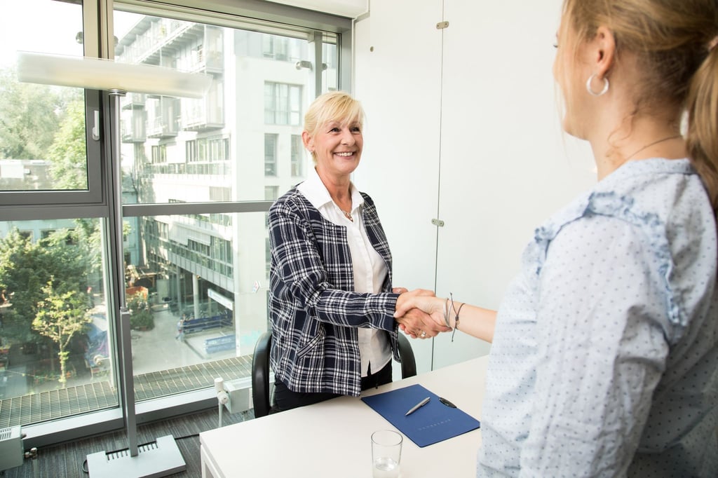 Ein Arbeitsvertrag kann auch mündlich geschlossen werden. Doch ganz ohne Schriftliches geht es nicht.