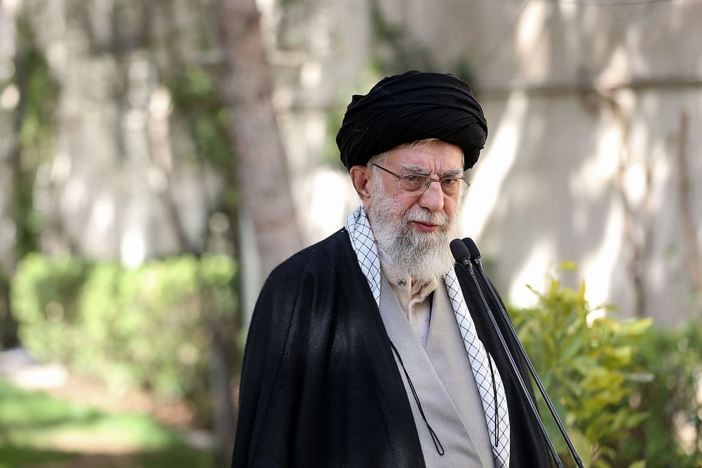 Irans Religionsführer Ajatollah Ali Chamenei bezeichnet die Vergiftungen als „unverzeihliches Verbrechen“.