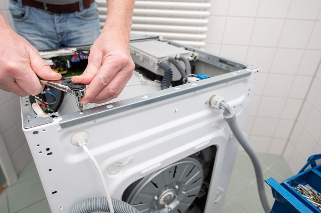 Rechnet der Handwerkernotdienst am Ende viel mehr als ursprünglich vereinbart ab? Dann sollten Sie die Rechnung nicht sofort an Ort und Stelle begleichen.