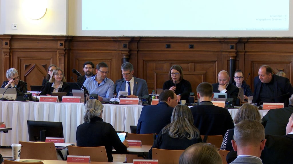 Mächtige Frauen der Stadtpolitik: Ratsvorsitzende Katja Müller (am Mikro) sowie die Beigeordneten Katharina Brederlow und Judith Marquardt (v.l.).
