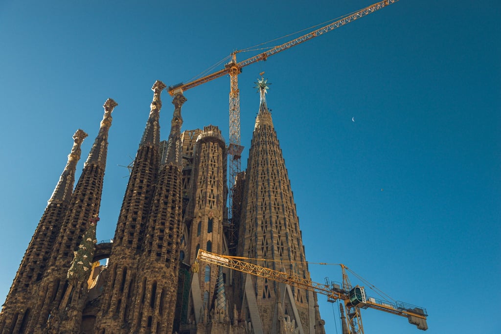 Arbeiter installieren einen riesigen Kristallstern auf der Kirchturmspitze der Basilika Sagrada Familia.