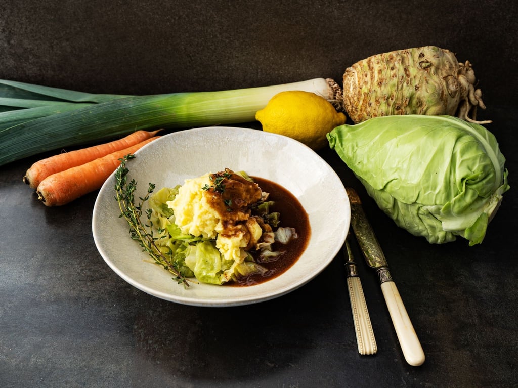 Der Zitronenabrieb sorgt im Spitzkohl für eine frische Note, Rotweinjus für Eleganz.