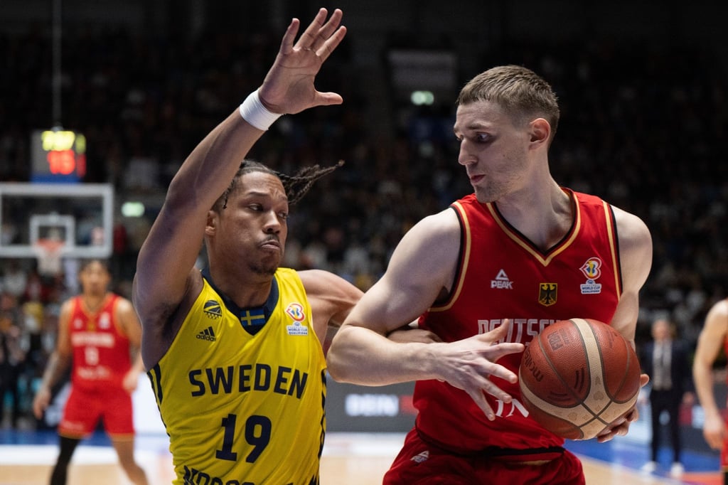 Jonas Richter im Duell mit Schwedens Melwin Pantzar (l).