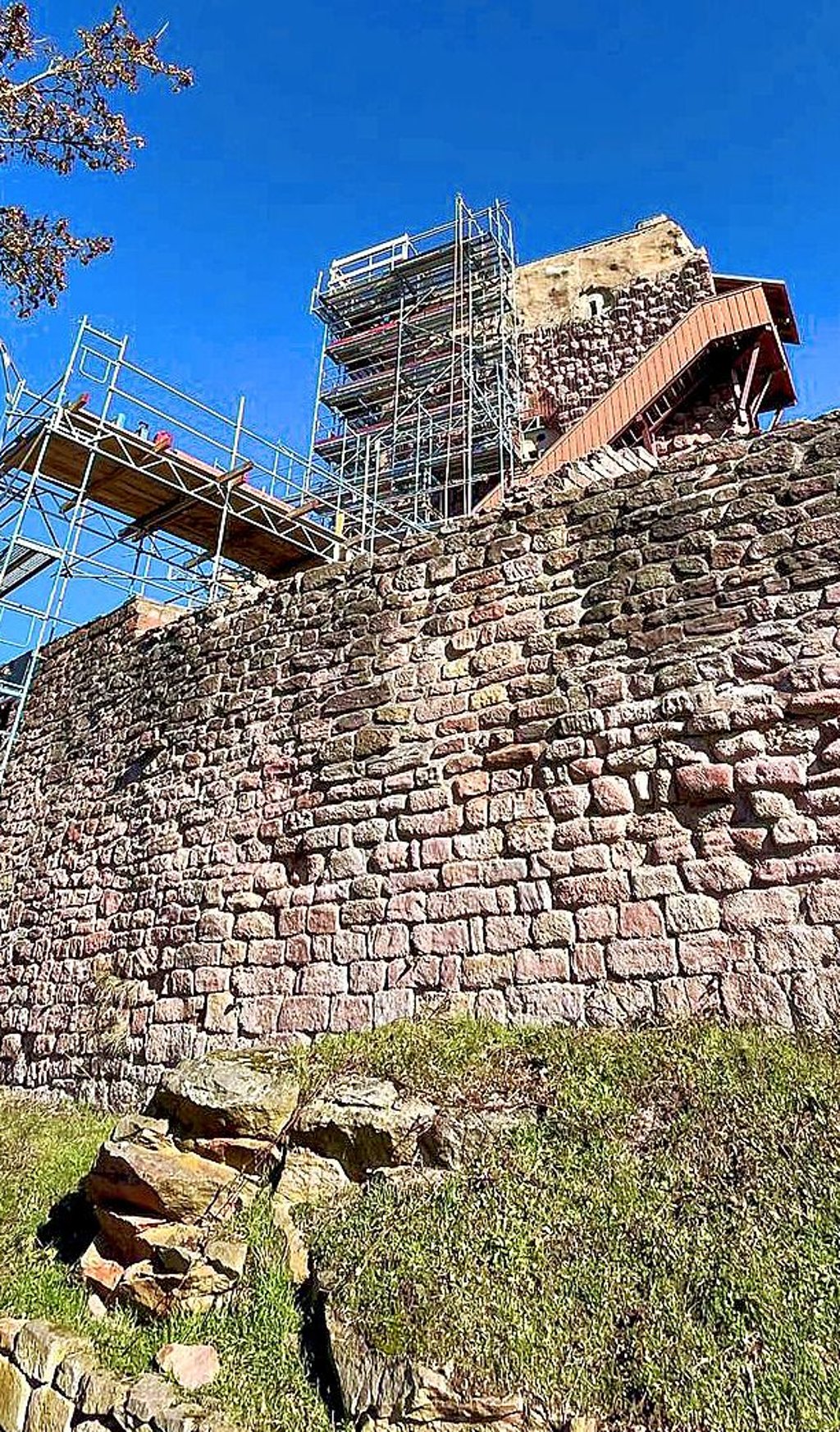 Blick auf den eingerüsteten Barbarrossaturm auf dem Gelände des Kyffhäusers