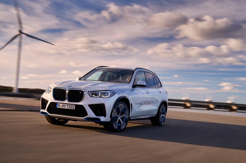 Wasser marsch: Beim iX5 Hydrogen setzt BMW auf Wasserstofftechnik und schickt davon erst einmal eine kleine Vorhut ins Rennen.