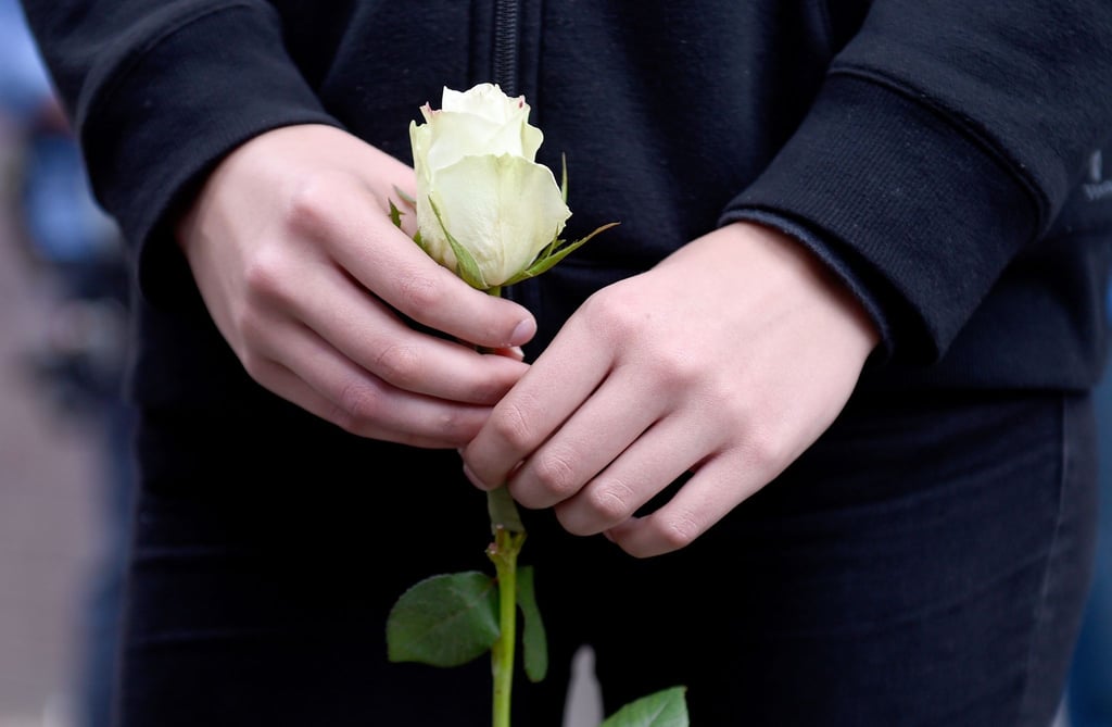 Vielen Kindern hilft es, ihre Trauer auszuleben - wenn sie etwa bei der Beerdigung einbezogen werden und eine Rose auf das Grab legen dürfen.