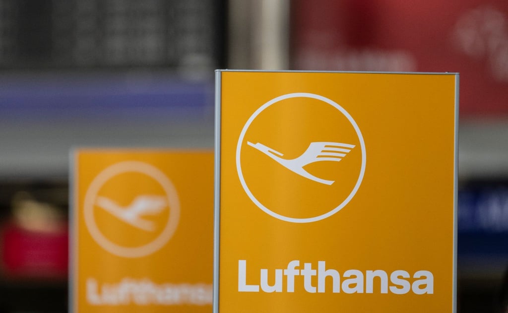 Das Logo der Lufthansa am Flughafen in Frankfurt am Main.