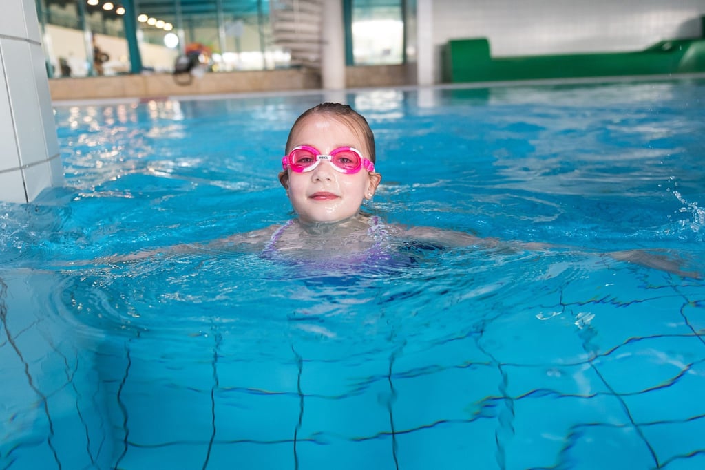 Keine Angst vor dem Wasser: Schon in der Badewanne zu Hause können Eltern einiges dafür tun, dass sich Kinder später im Schwimmbad wohlfühlen.