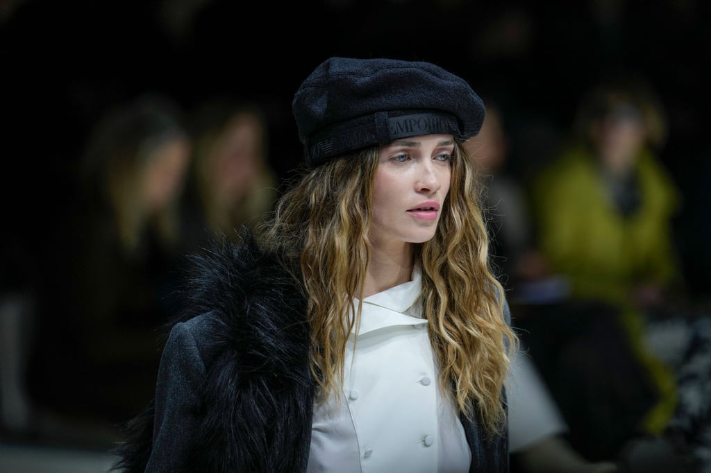 Auf der Mailänder Modewoche trägt ein Model eine Kreation von Emporio Armani.
