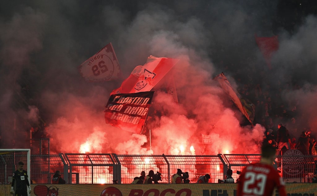 Fans von Leipzig zünden Pyrotechnik im Gästeblock.