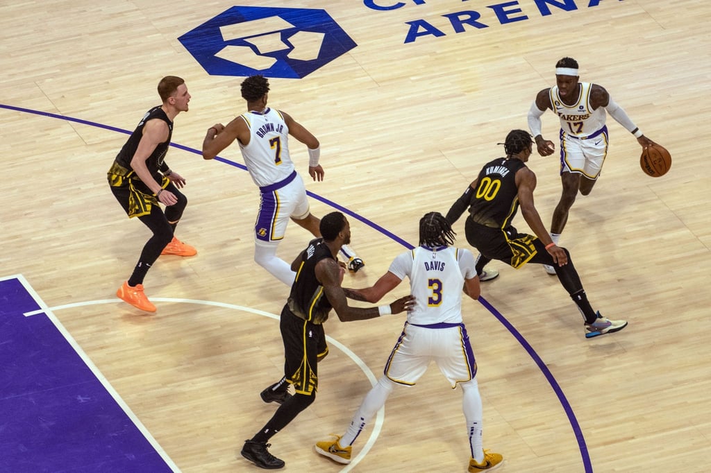 Der deutsche Nationalspieler Dennis Schröder (r) von den Los Angeles Lakers in Aktion.