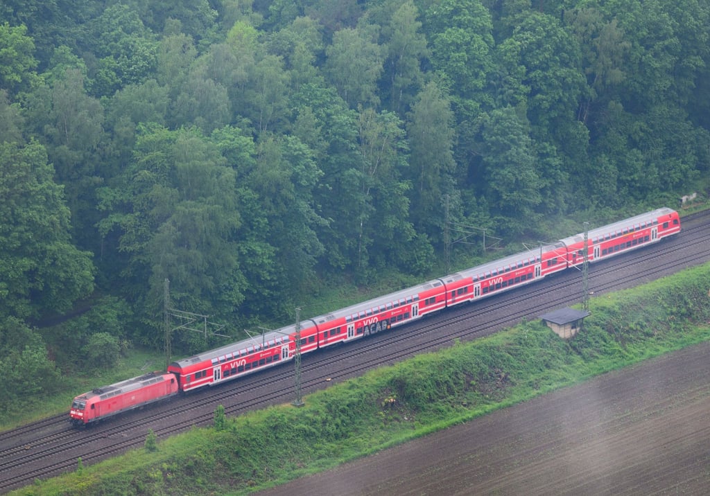 Ein S-Bahn des VVO (Verkehrsverbund Oberelbe) fährt in der Sächsischen Schweiz im oberen Elbtal entlang.
