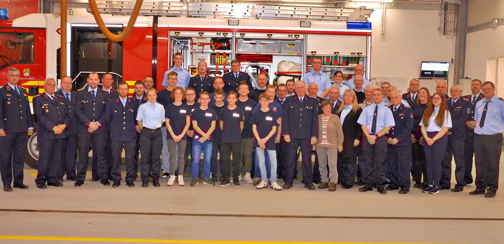 Antreten zum großen Gruppenbild: Zu ihrer Jahreshauptversammlung hatte die Freiwillige Feuerwehr Altenweddingen in das Gerätehaus an der Haferbreite am vergangenen Sonnabend eingeladen.