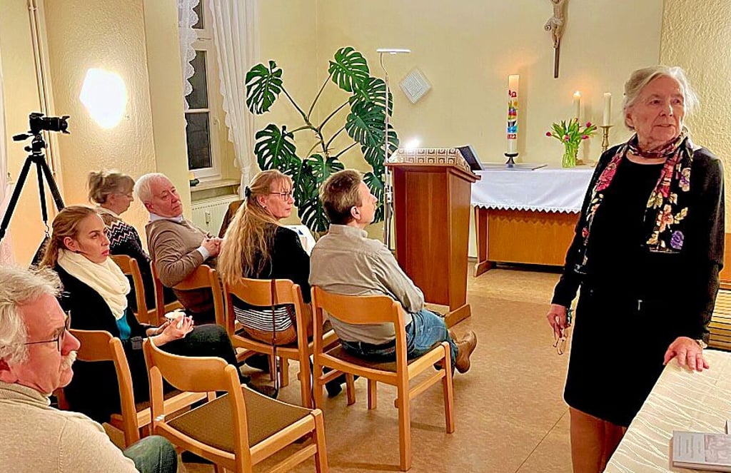 Autorin Christel Trausch bei ihrer Jubiläumsveranstaltung im Pfarrhaus in Groß Quenstedt.