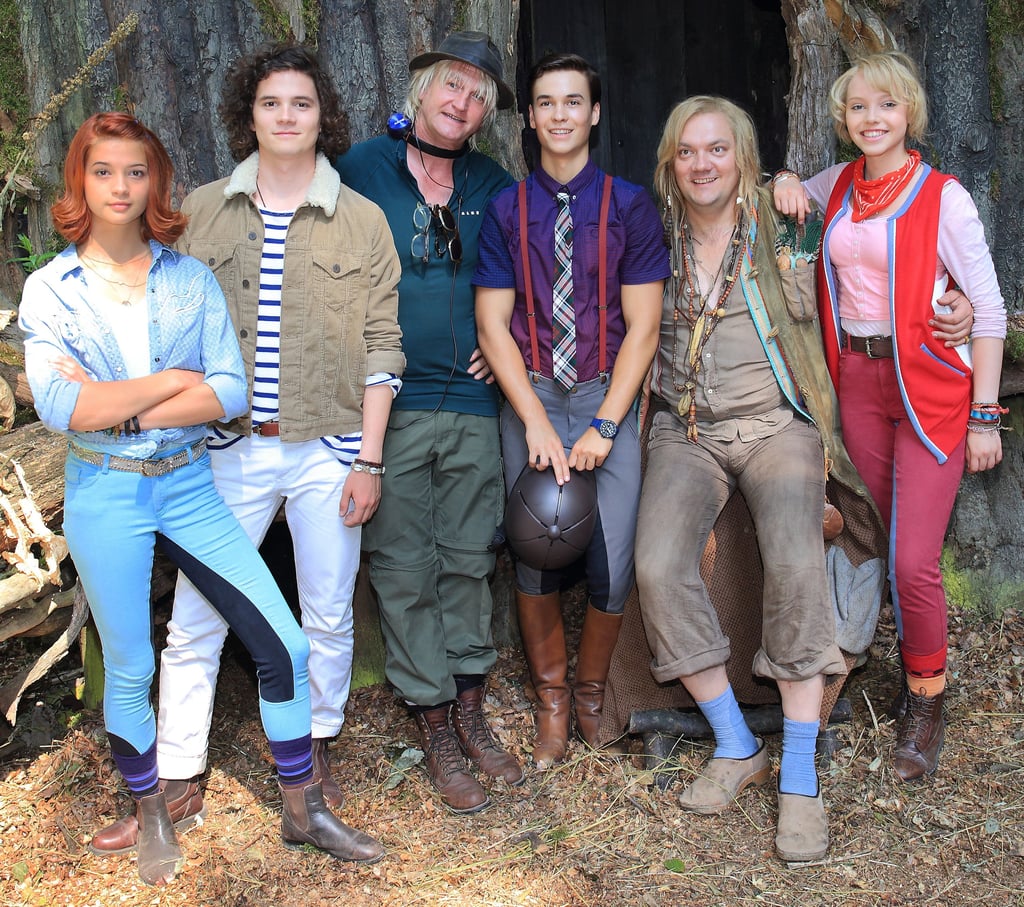 Regisseur Detlev Buck (3.v.l) posiert mit den Schauspielern (l-r) Lisa-Marie Koroll, Phil Laude, Louis Held, Charly Hübner und Lina Larissa Strahl bei Dreharbeiten des Kinofilms "Bibi & Tina - Mädchen gegen Jungs" am 14.08.2015 in einem Wald bei Harzgerode (Sachsen-Anhalt).