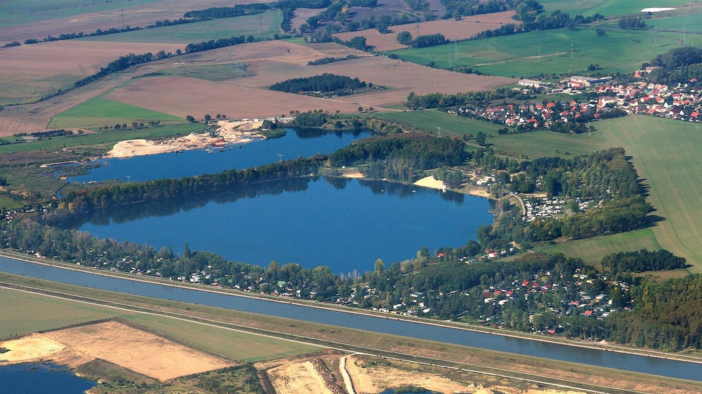 Der Jersleber See von oben. In der Mitte rechts ist der Campingplatz zu erkennen, auf den Barleben ein neues Sanitärgebäude errichten will. Doch die Fächen gehören der Niederen Börde.