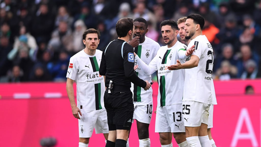 Die Gladbacher Spieler hadern mit Schiedsrichter Brand.