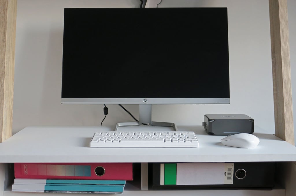 Wo ist der Rechner versteckt? Hinter der Maus. Manche dieser Mini-PCs lassen sich sogar per VESA-Aufnahme hinter den Monitor hängen und somit gänzlich verstecken.