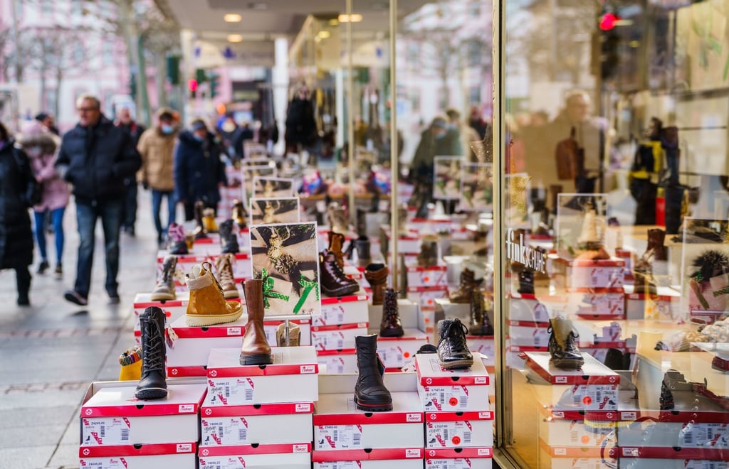Trotz gestiegenem Gesamtumsatz hat sich die Zahl der Schuhgeschäfte in Deutschland im vergangenen Jahr verringert.