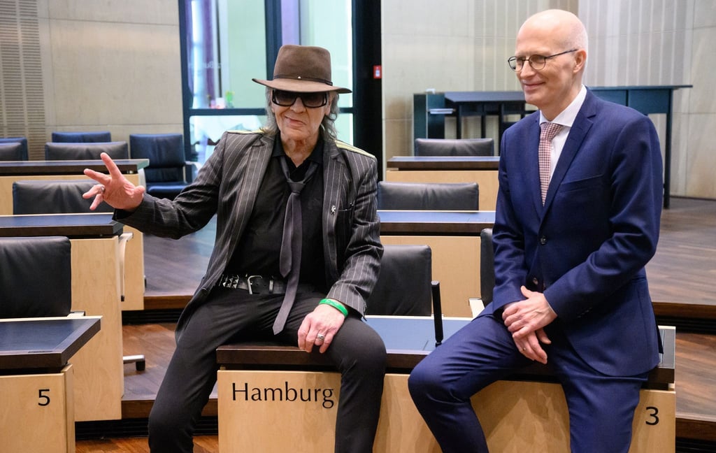 Udo Lindenberg (l) neben dem Ersten Bürgermeister von Hamburg, Peter Tschentscher, im Plenarsaal des Bundesrats.