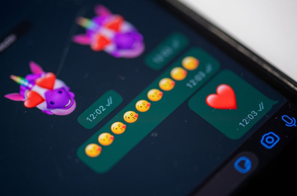 Herzchen im Chat: Mit Liebesbekundungen wickeln uns sogenannte Love-Scammer um den Finger.