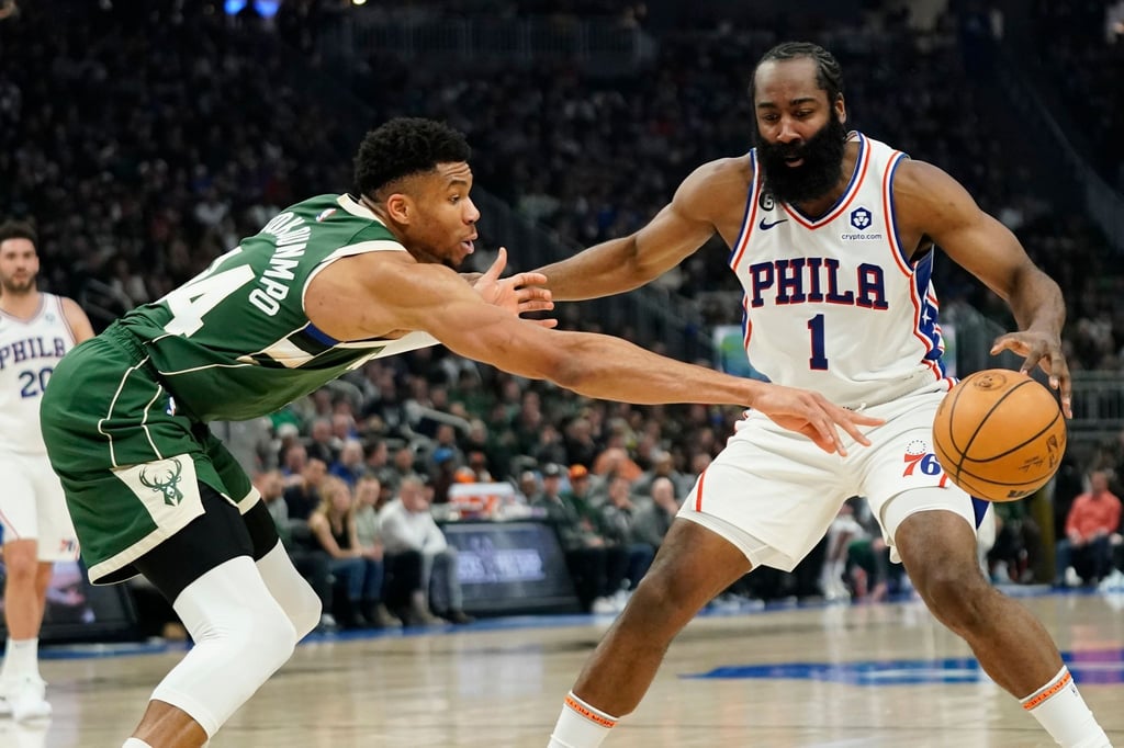 Milwaukees Giannis Antetokounmpo (l) versucht Philladelphias James Harden vom Ball zu trennen.