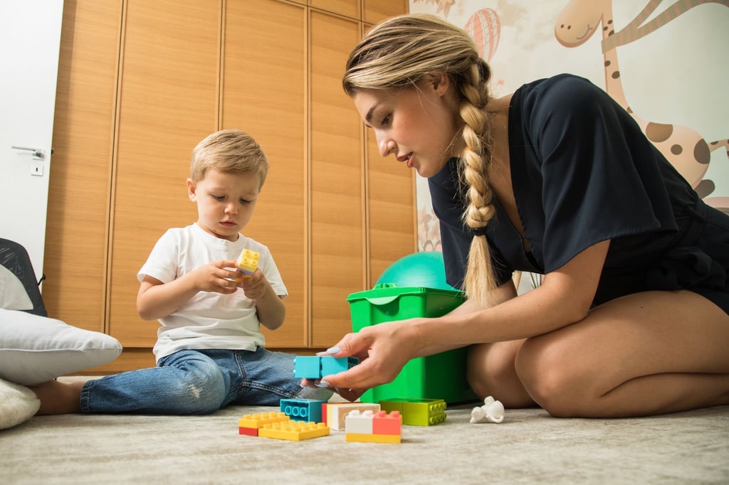 Wird das Kind in der Kita eingewöhnt, sind anfangs noch eine ganze Weile Mama oder Papa dabei.