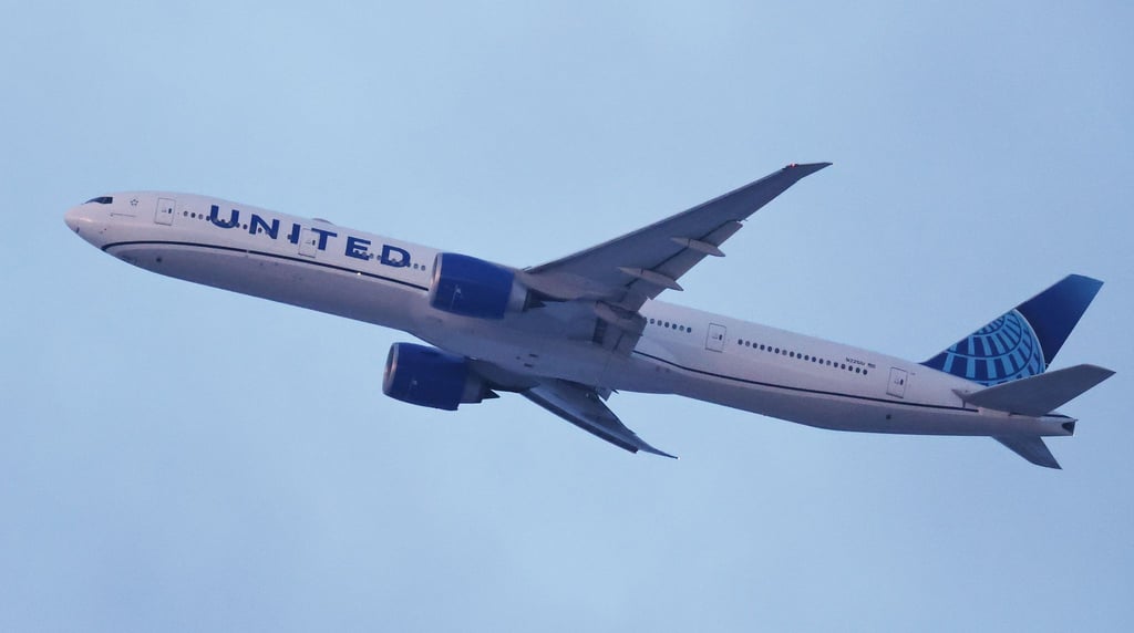 Auf einem Flug von Los Angeles nach Boston ist ein 33-Jähriger auf die Crew losgegangen.