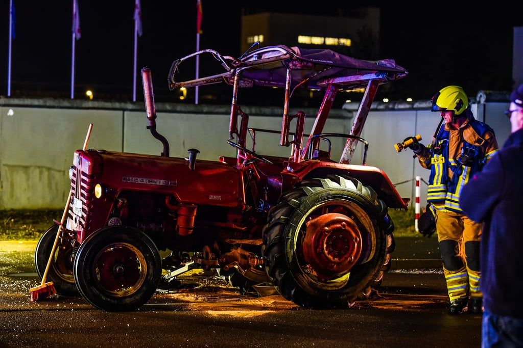 Schwerer Unfall bei Spergau - PKW fährt auf Traktor
