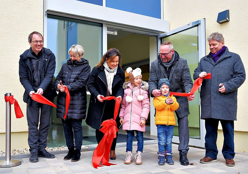 Lokalpolitker, Kitaleiterin (3.v.l.) und Kinder durchschneiden das Band.