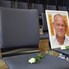 Ein Angehöriger hat Blumen und ein Foto seines bei dem Unfall ums Leben gekommenen Bruders mitgebracht und auf den Zuschauerplätzen des Verhandlungssaals gelegt. Damit soll an die verstorbenen Biker erinnert werden. 
