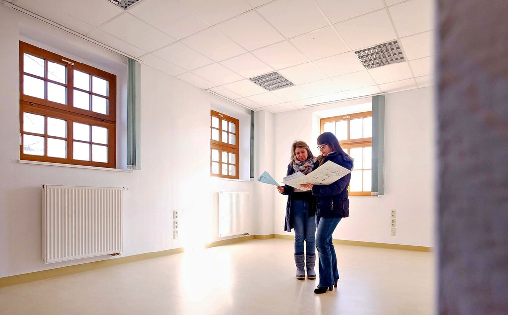 Die Vereinsmitglieder Karina Ende (r.) und Susanne Donath planen die Einrichtung der bereits sanierten Räume der künftigen Schule.