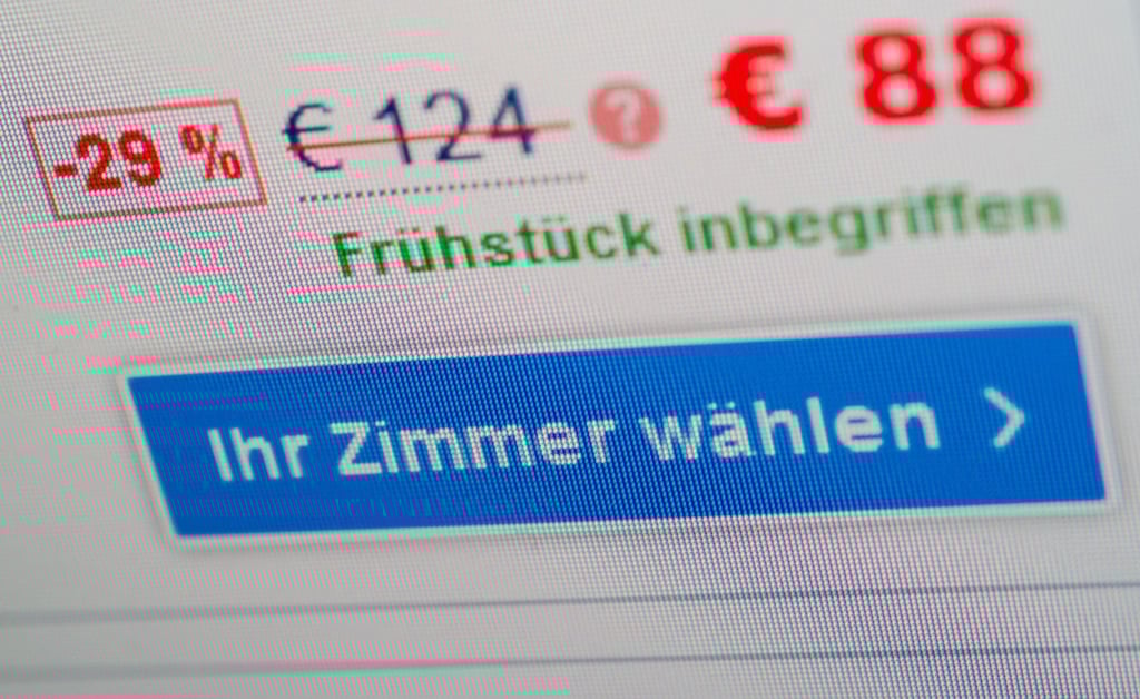 Immer vergleichen, kritisch bleiben und am besten bei Anbietern buchen, die man kennt und denen man vertraut, raten Verbraucherschützer beim Buchen von Hotels & Co. im Netz.