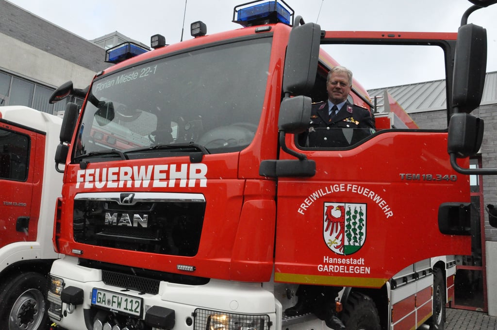 Ein Vegetationsbrandbekämpfungsfahrzeug, das Wolfgang Witte von der Miester Wehr entgegennehmen durfte, steht am Standort Mieste und kam vergangenes Jahr zum Einsatz.