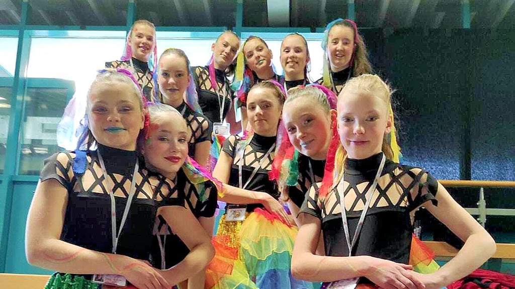 Die Juniorengarde des Nienburger Carneval-Clubs (NCC) hat an der Landesmeisterschaft im karnevalistischen Tanz in der Jahrhunderthalle in Spergau teilgenommen.