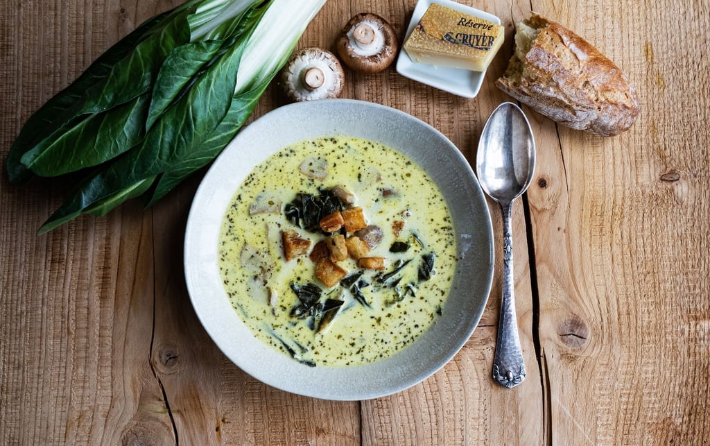 Schweizer Gruyère-Käse hinterlässt in der Pilz-Mangold-Suppe einen pikanten Eindruck.