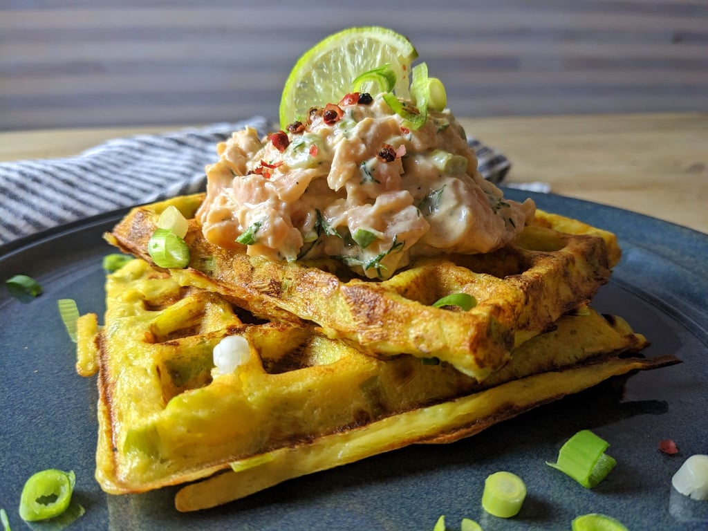 Einfach knusprig: Rezept für Kartoffelwaffeln mit Lachstatar