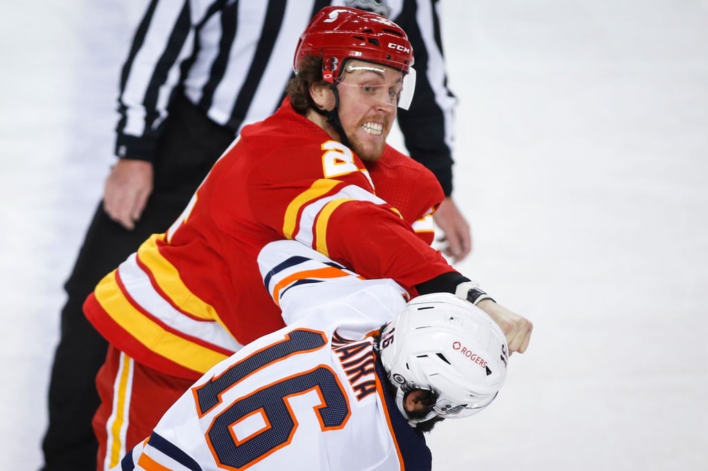 Brett Ritchie von den Calgary Flames tauscht Teams mit seinem Bruder.